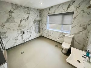 En-suite- click for photo gallery